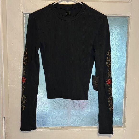 NWT Forever 21 Black Long Sleeve with Floral Patch On Sleeve Size Medium - Picture 1 of 9